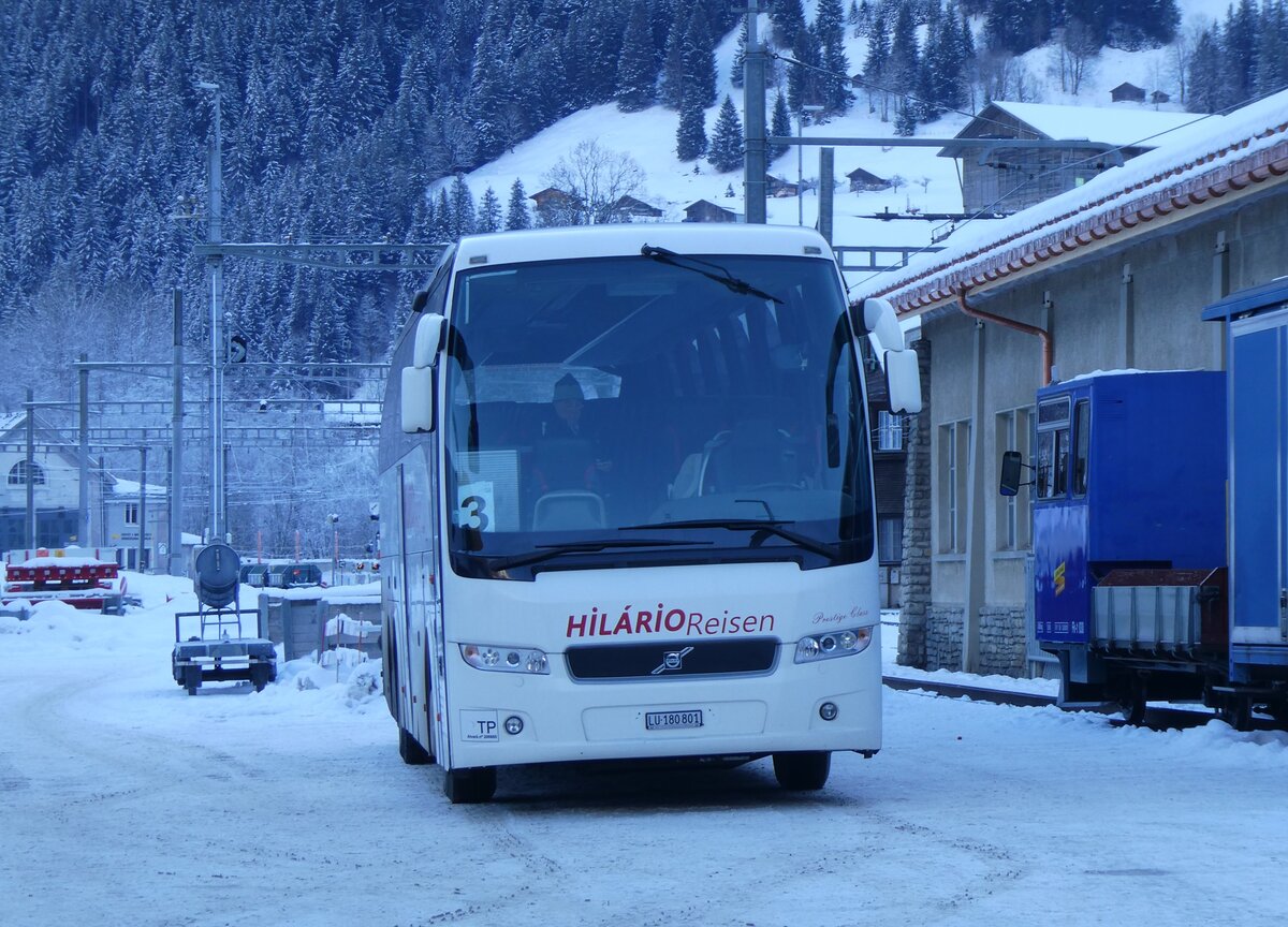 (271'257) - Hil�rio, Sch�tz - LU 180'801 - Volvo am 18. Januar 2025 beim Bahnhof Grindelwald Grund