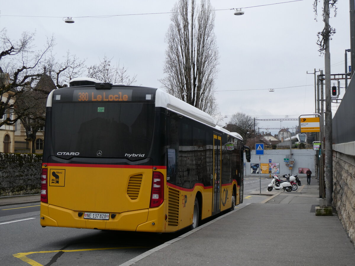 (271'552) - CarPostal Ouest - NE 137'828/PID 12'011 - Mercedes am 1. Februar 2025 beim Bahnhof Neuch�tel