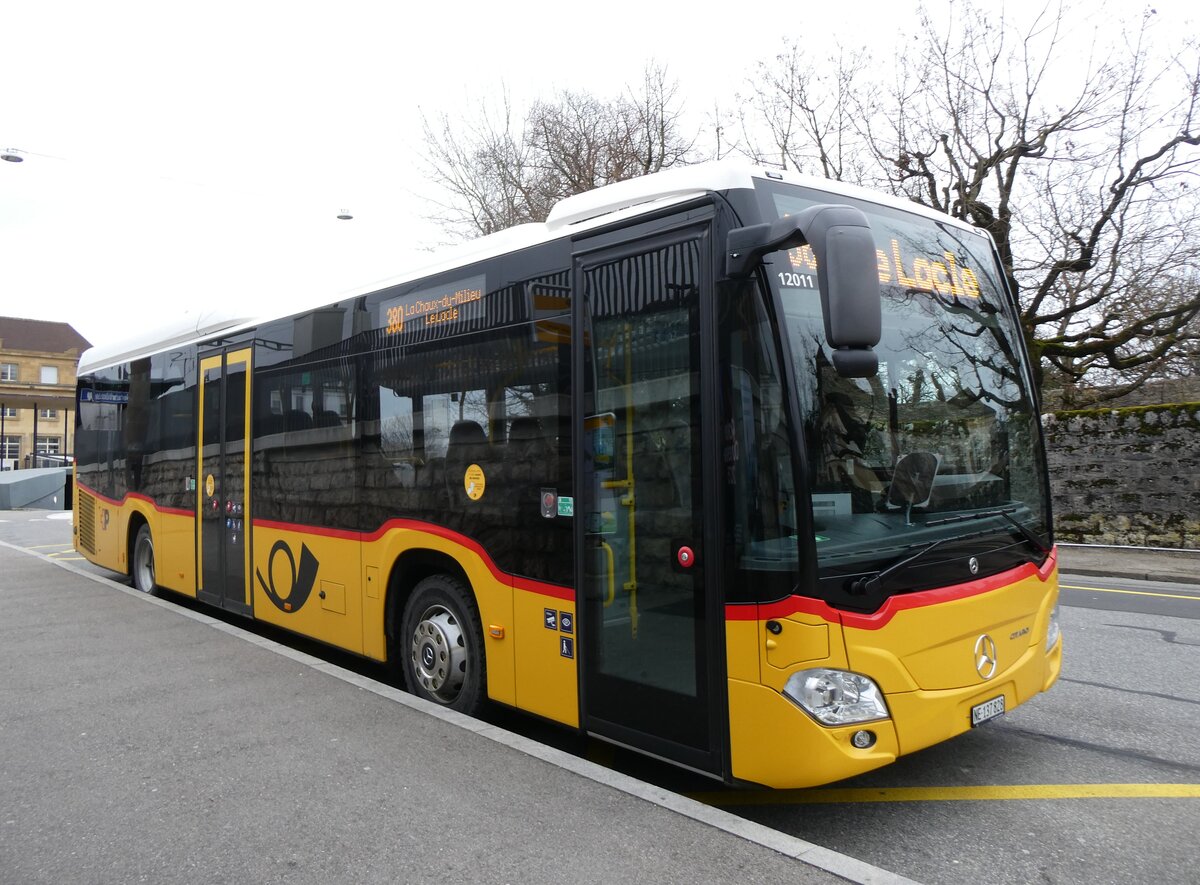 (271'555) - CarPostal Ouest - NE 137'828/PID 12'011 - Mercedes am 1. Februar 2025 beim Bahnhof Neuch�tel