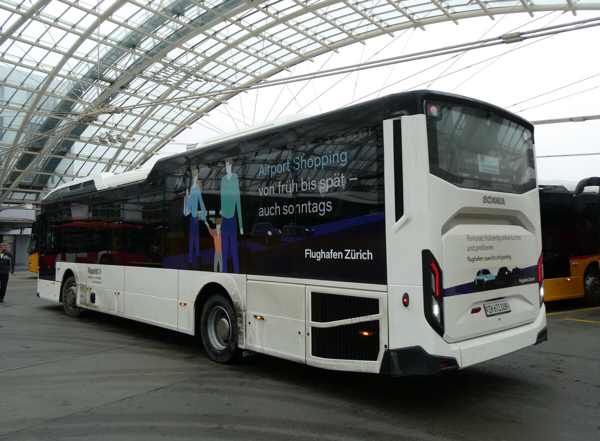 (271'966) - Rapold, Rheinau - ZH 672'328 - Scania am 14. Februar 2025 in Chur, Postautostation