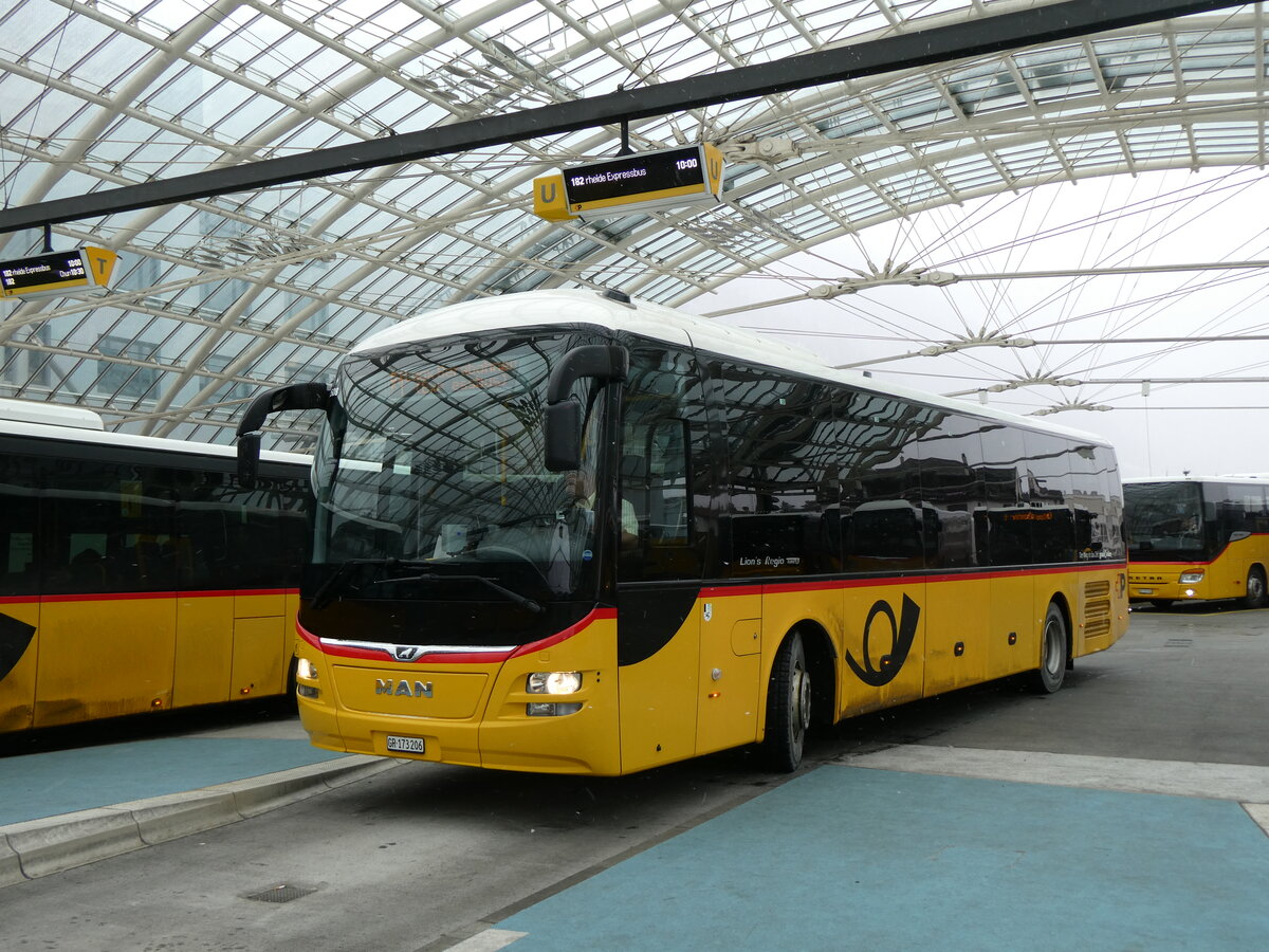 (271'970) - PostAuto Graub�nden - GR 173'206/PID 10'508 - MAN am 14. Februar 2025 in Chur, Postautostation