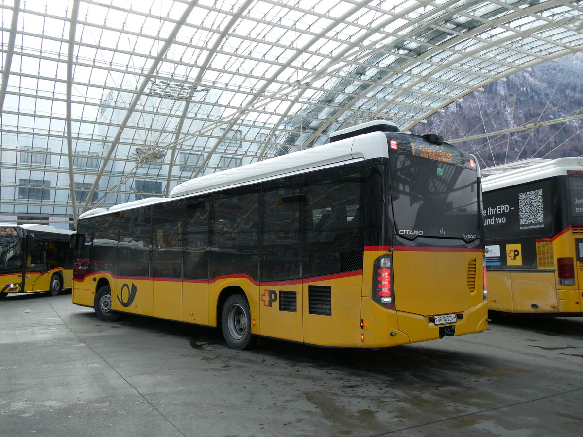 (272'018) - PostAuto Graub�nden - GR 86'325/PID 12'213 - Mercedes am 14. Februar 2025 in Chur, Postautostation