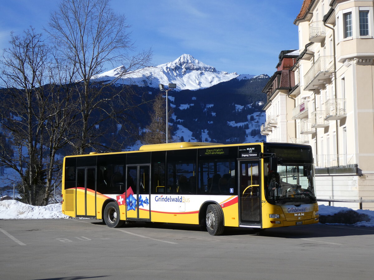 (272'155) - GrindelwaldBus, Grindelwald - Nr. 24/BE 364'408 - MAN/G�ppel am 17. Februar 2025 beim Bahnhof Grindelwald