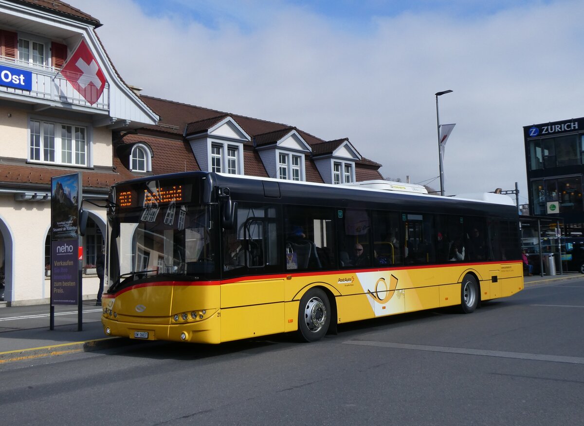 (272'184) - H�fliger, Sursee - Nr. 21/OW 16'637/PID 10'026 - Solaris am 17. Februar 2025 beim Bahnhof Interlaken Ost (Einsatz PostAuto)