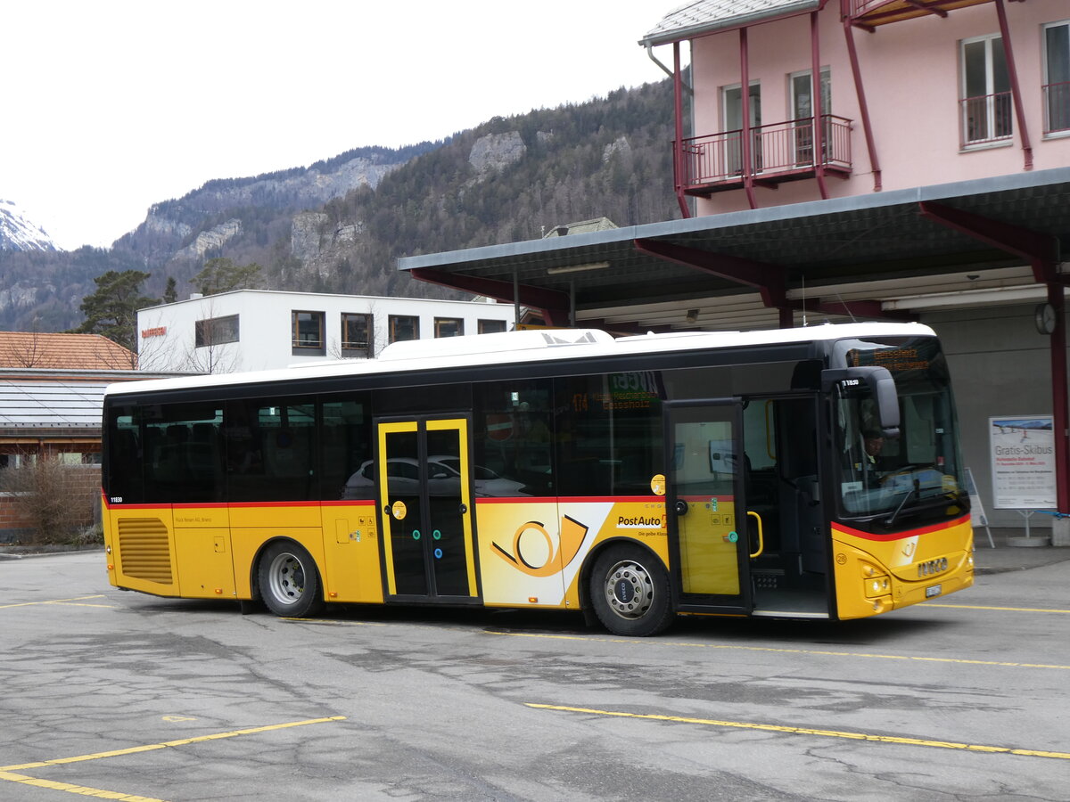 (272'254) - Fl�ck, Brienz - Nr. 28/BE 868'728/PID 11'830 - Iveco am 20. Februar 2025 in Meiringen, Postautostation