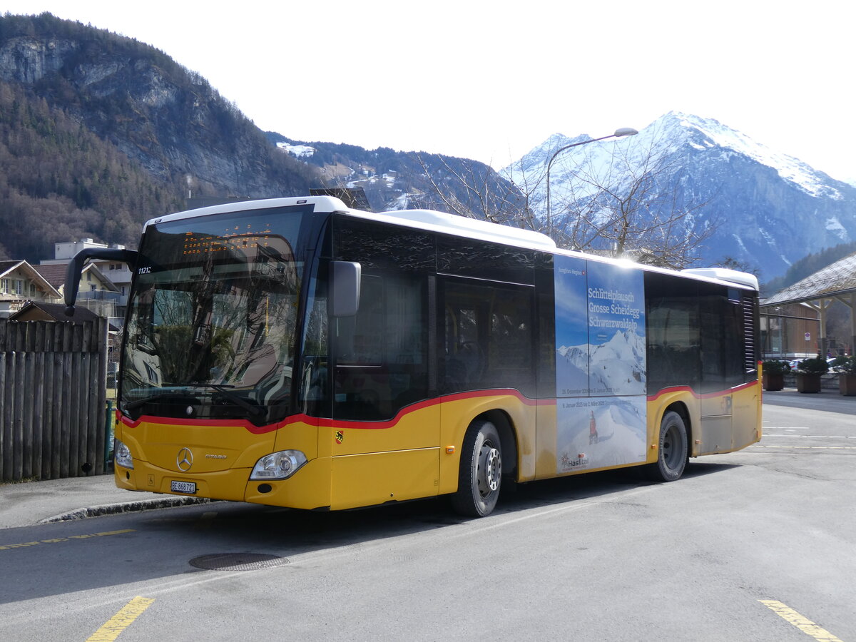 (272'283) - Fl�ck, Brienz - Nr. 21/BE 868'721/PID 11'212 - Mercedes am 21. Februar 2025 in Meiringen, Postautostation