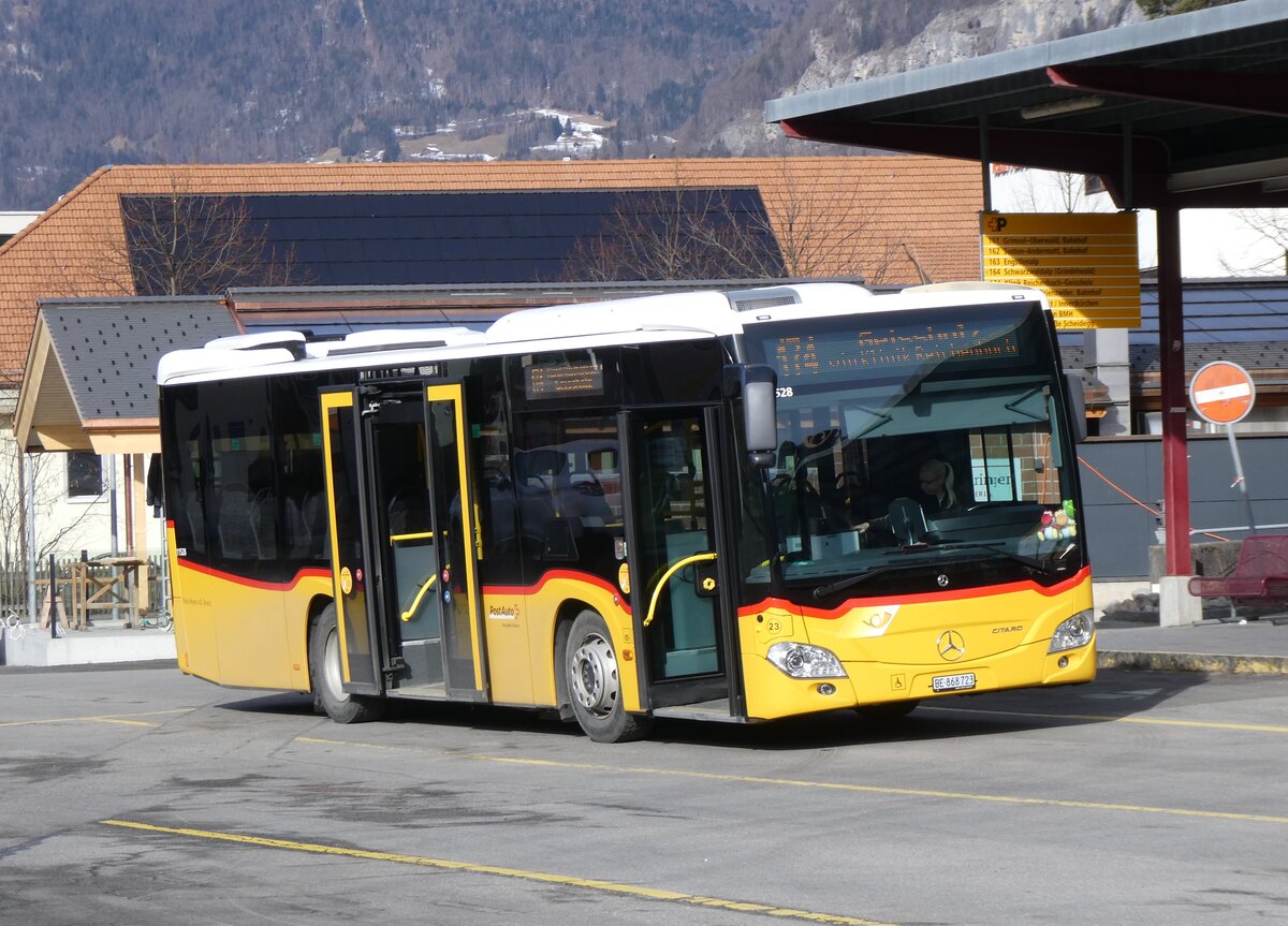 (272'286) - Fl�ck, Brienz - Nr. 23/BE 868'723/PID 11'528 - Mercedes am 21. Februar 2025 in Meiringen, Postautostation