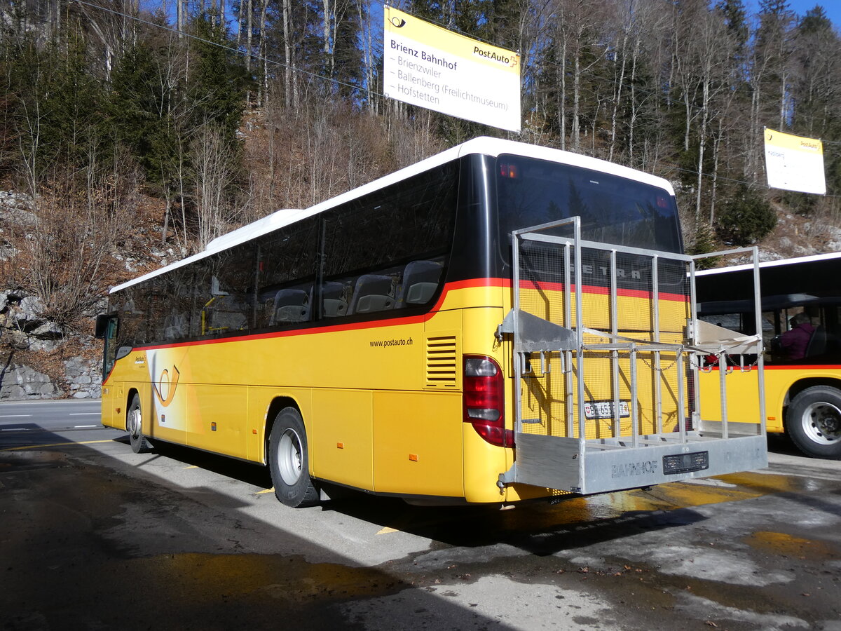 (272'306) - PostAuto Bern - Nr. 70/BE 653'387/PID 5625 - Setra am 21. Februar 2025 auf dem Br�nigpass