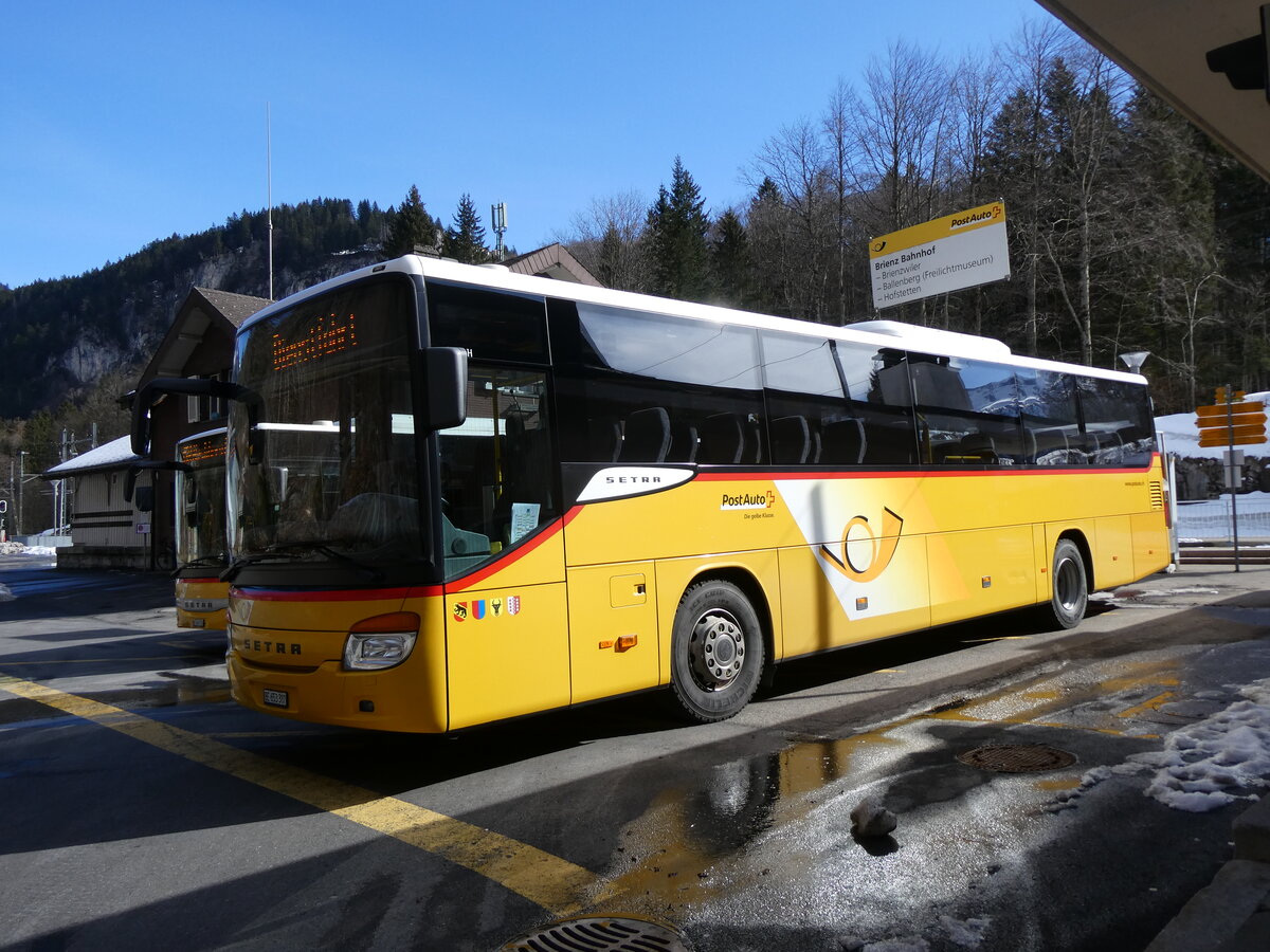 (272'307) - PostAuto Bern - Nr. 70/BE 653'387/PID 5625 - Setra am 21. Februar 2025 auf dem Br�nigpass
