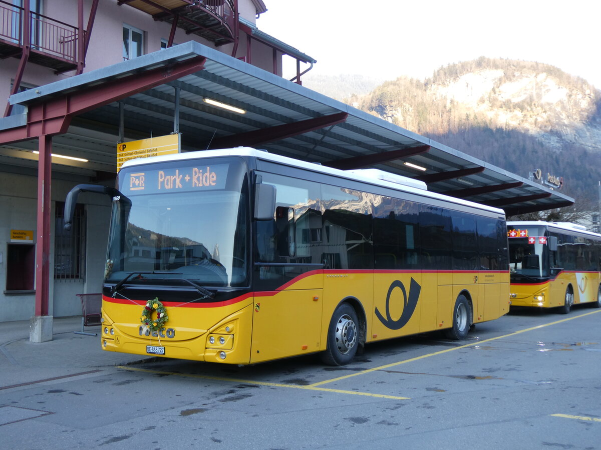 (272'612) - Fl�ck, Brienz - Nr. 27/BE 868'727/PID 11'669 - Iveco am 2. M�rz 2025 in Meiringen, Postautostation