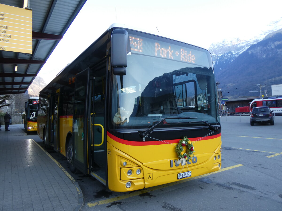 (272'617) - Fl�ck, Brienz - Nr. 27/BE 868'727/PID 11'669 - Iveco am 2. M�rz 2025 in Meiringen, Postautostation