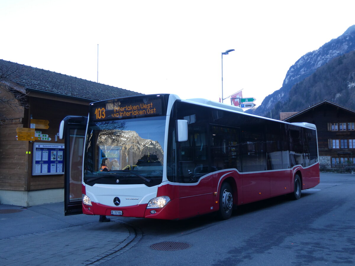 (272'656) - PostAuto Bern - BE 707'884/PID 12'414 - Mercedes (ex Wiener Linien, A-Wien Nr. 8154) am 7. M�rz 2025 in Iseltwald, Dorfplatz