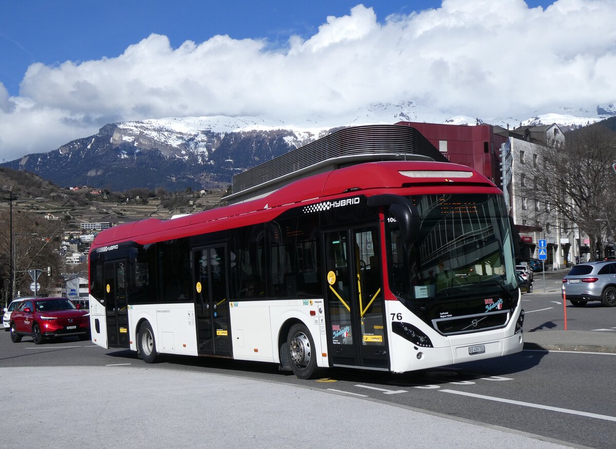 (272'757) - PostAuto Wallis - Nr. 76/VS 459'700/PID 10'639 - Volvo am 11. M�rz 2025 beim Bahnhof Sion