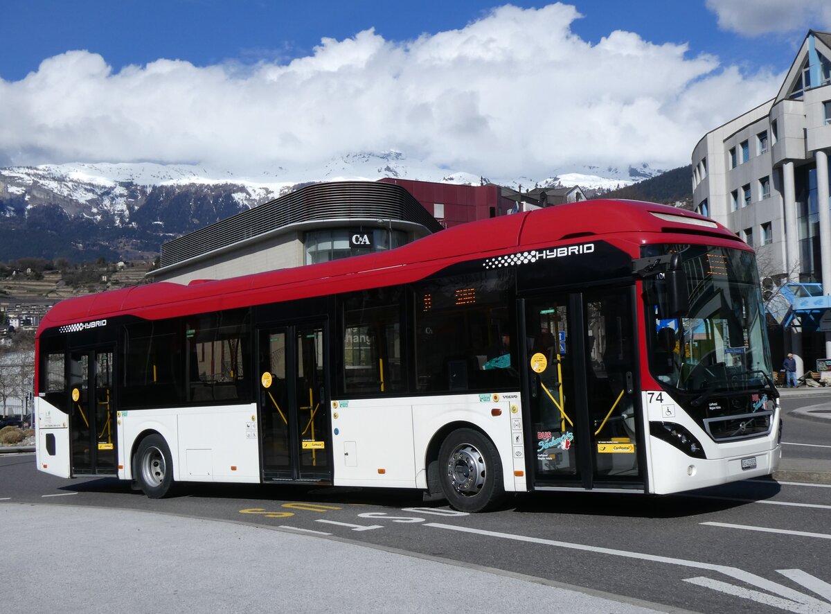 (272'758) - PostAuto Wallis - Nr. 74/VS 420'832/PID 10'001 - Volvo am 11. M�rz 2025 beim Bahnhof Sion