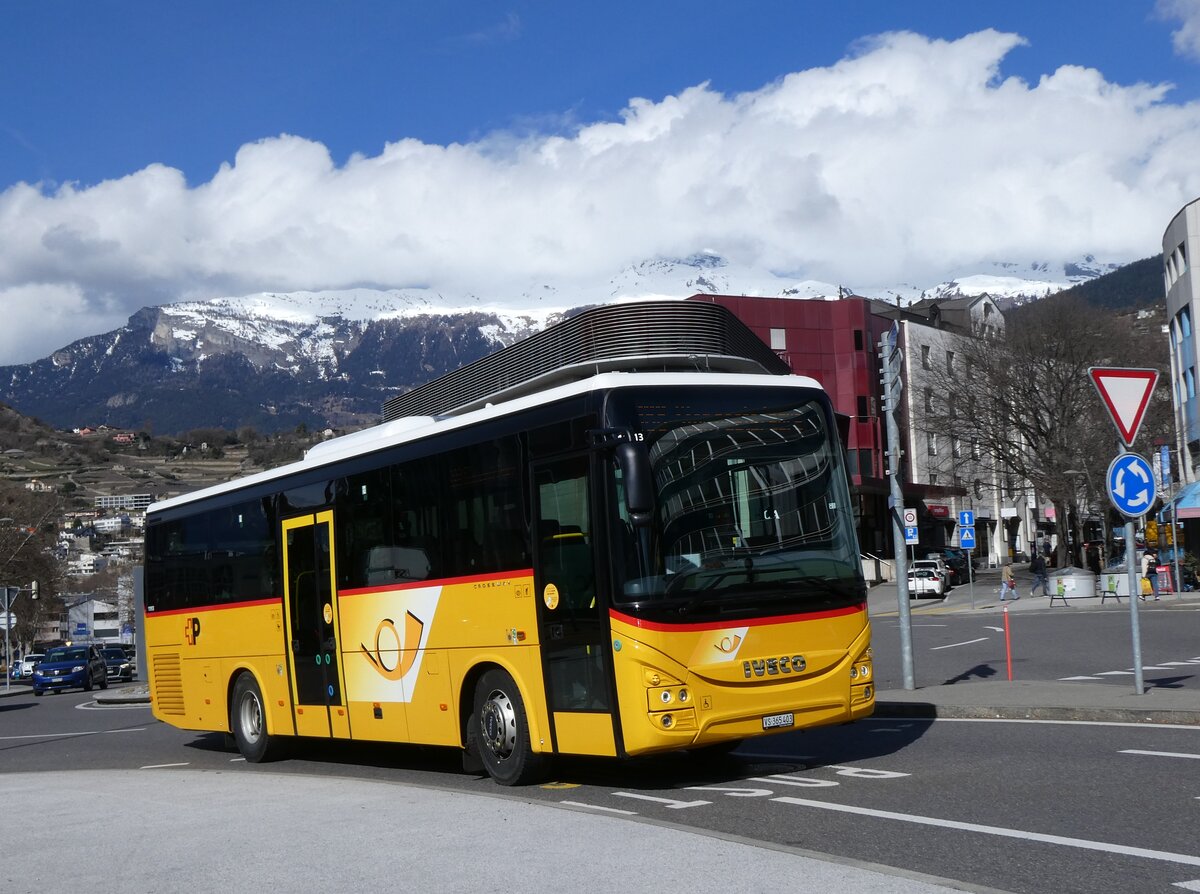 (272'759) - PostAuto Wallis - Nr. 22/VS 465'403/PID 11'913 - Iveco am 11. M�rz 2025 beim Bahnhof Sion