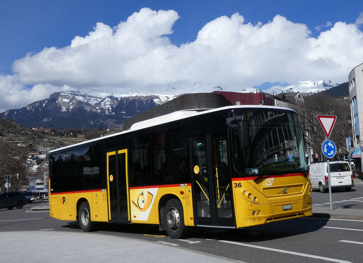 (272'766) - PostAuto Wallis - Nr. 36/VS 471'465/PID 10'866 - Volvo am 11. M�rz 2025 beim Bahnhof Sion