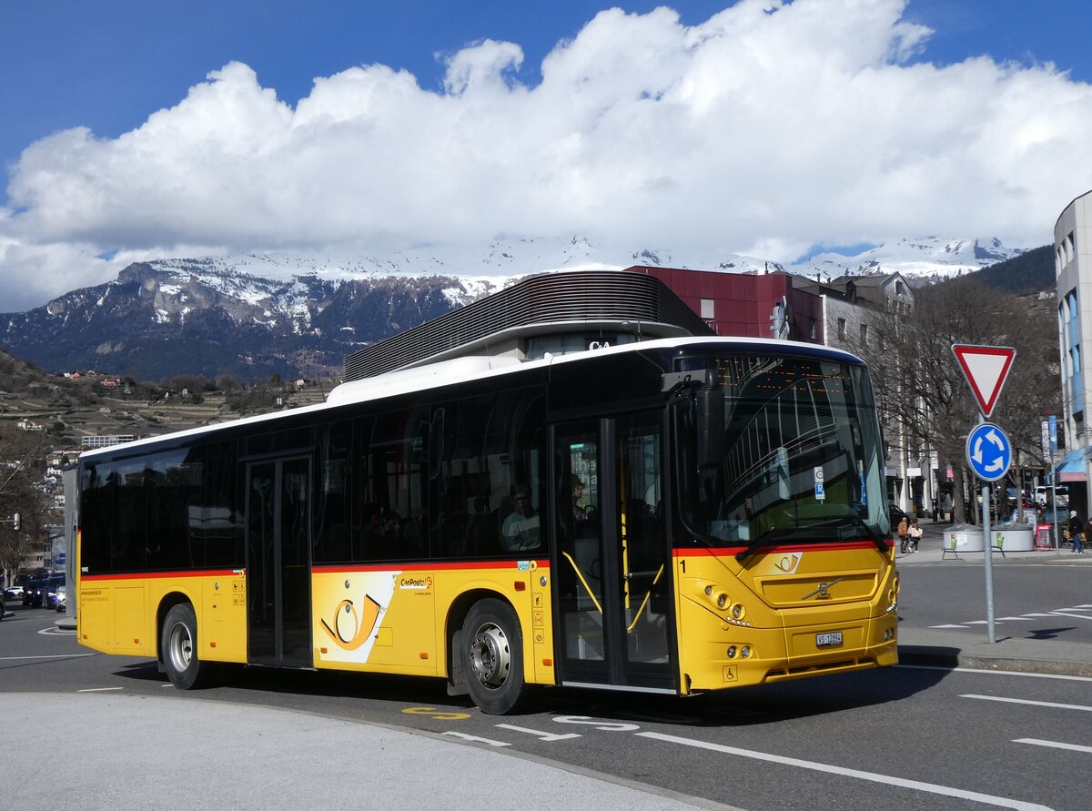 (272'771) - Lathion, Sion - Nr. 1/VS 12'894/PID 10'492 - Volvo am 11. M�rz 2025 beim Bahnhof Sion