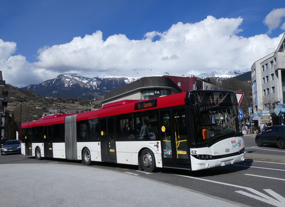 (272'772) - PostAuto Wallis - Nr. 62/VS 84'344/PID 10'027 - Solaris am 11. M�rz 2025 beim Bahnhof Sion