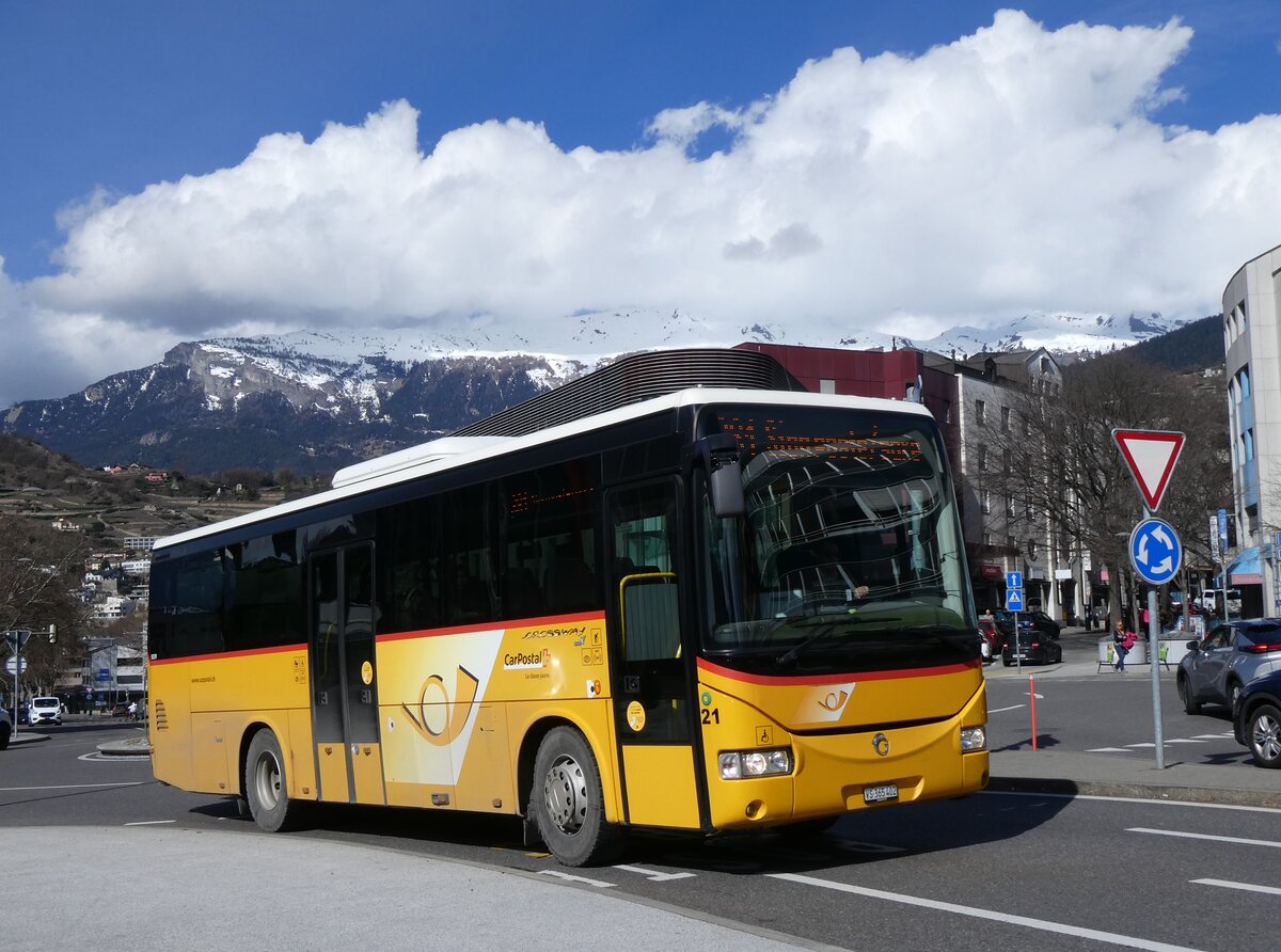(272'773) - PostAuto Wallis - Nr. 21/VS 365'402/PID 5039 - Irisbus am 11. M�rz 2025 beim Bahnhof Sion