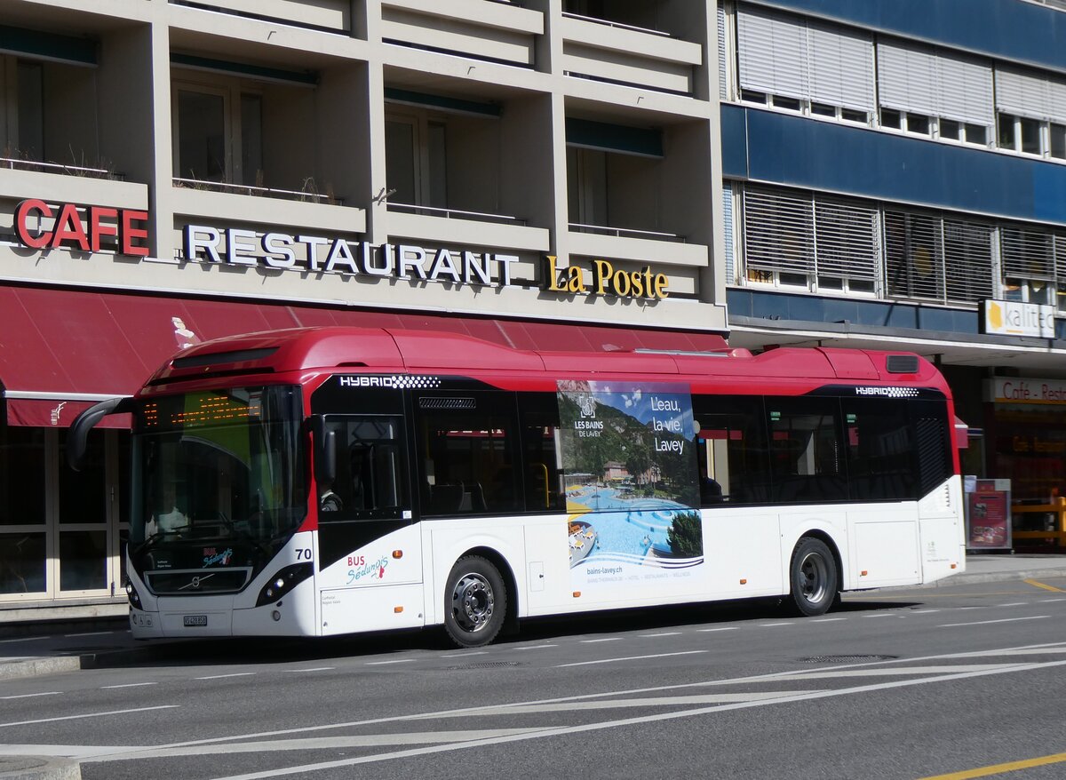 (272'779) - PostAuto Wallis - Nr. 70/VS 428'858/PID 10'024 - Volvo am 11. M�rz 2025 beim Bahnhof Sion