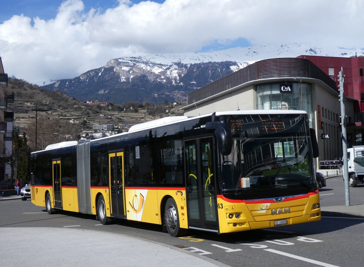 (272'789) - PostAuto Wallis - Nr. 63/VS 49'629/PID 10'956 - MAN am 11. M�rz 2025 beim Bahnhof Sion