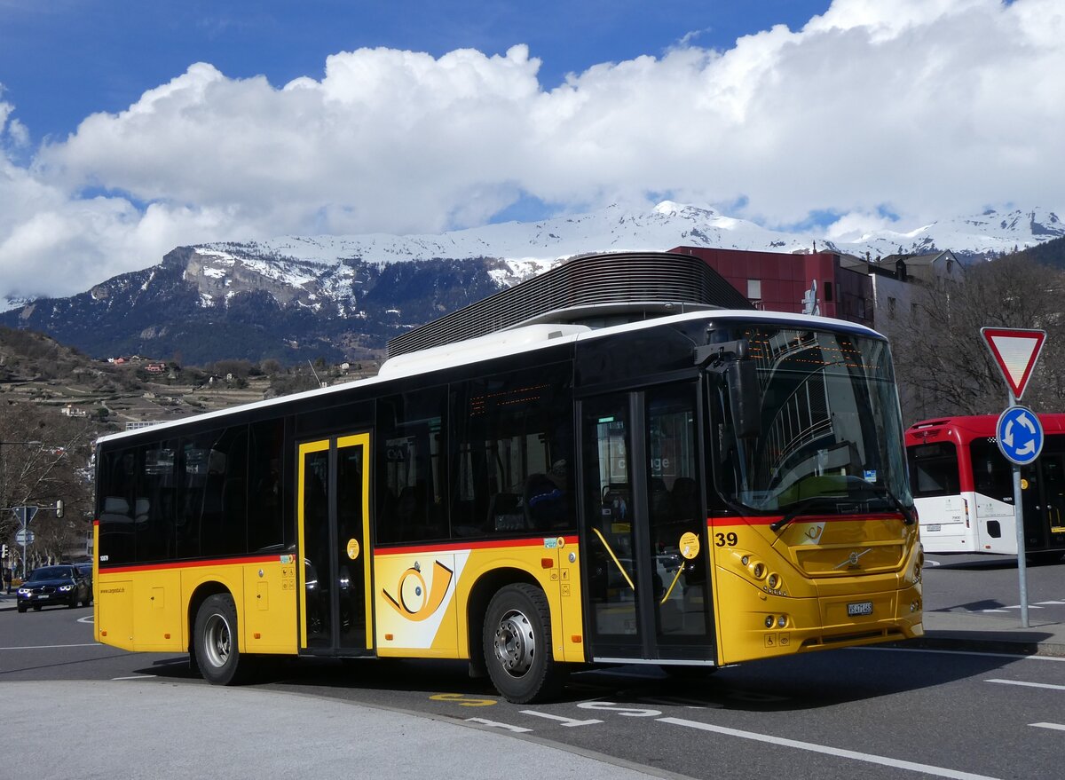 (272'791) - PostAuto Wallis - Nr. 39/VS 471'468/PID 10'879 - Volvo am 11. M�rz 2025 beim Bahnhof Sion