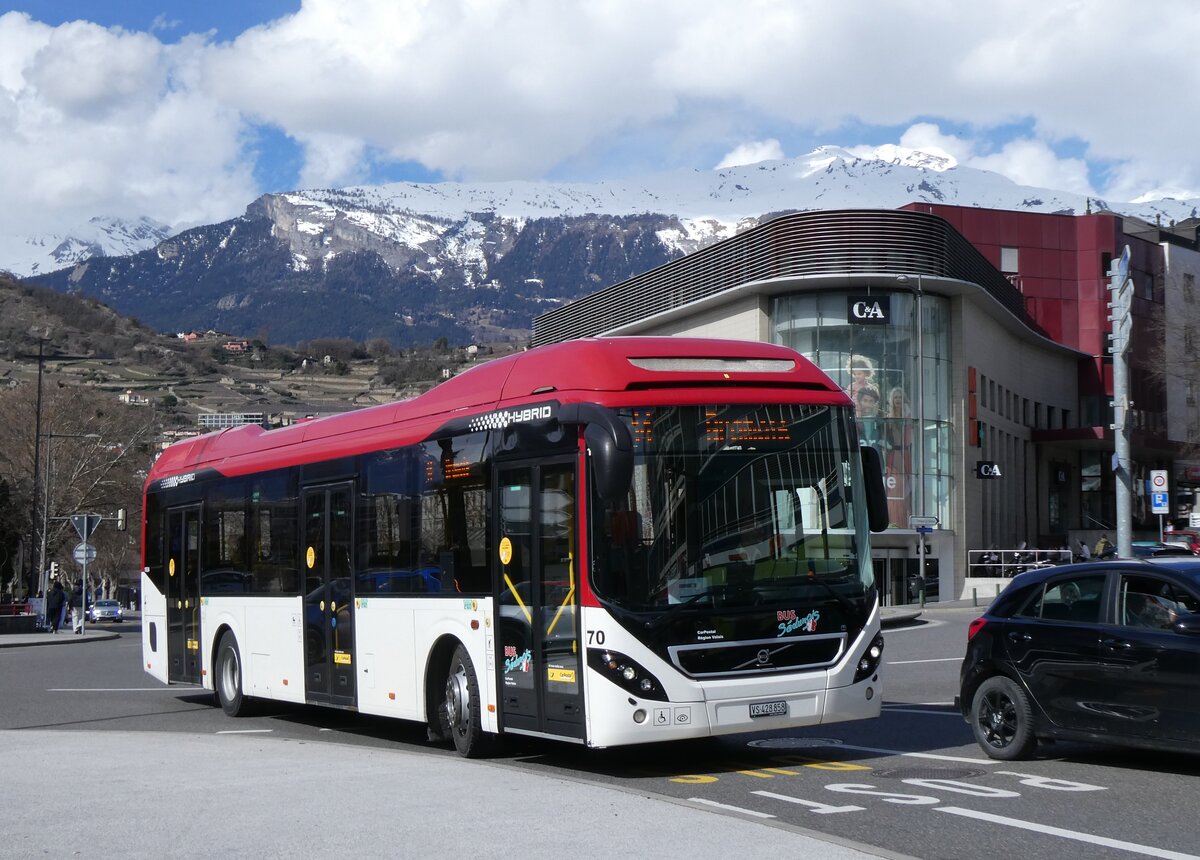 (272'793) - PostAuto Wallis - Nr. 70/VS 428'858/PID 10'024 - Volvo am 11. M�rz 2025 beim Bahnhof Sion