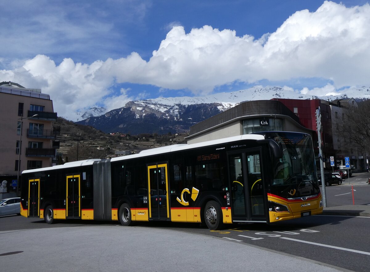 (272'796) - PostAuto Wallis - Nr. 87/VS 548'727/PID 11'890 - MAN am 11. M�rz 2025 beim Bahnhof Sion