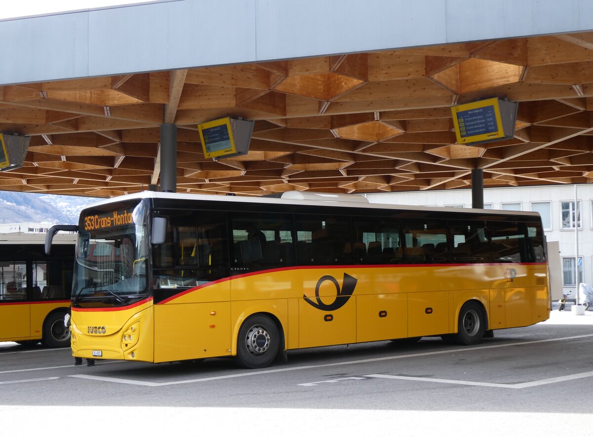 (272'805) - Mabillard, Lens - VS 4922/PID 12'002 - Iveco am 11. M�rz 2025 beim Bahnhof Sion