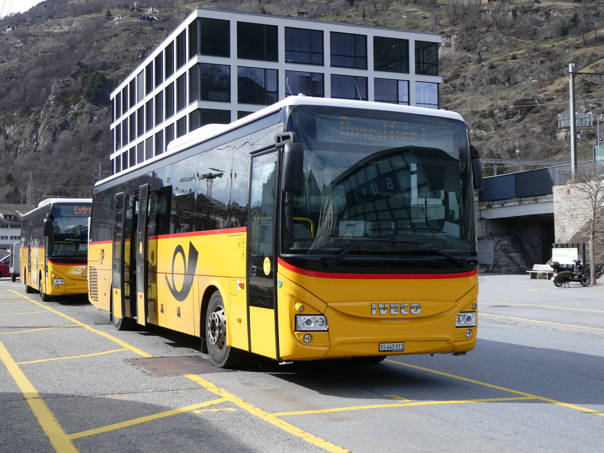 (272'811) - PostAuto Wallis - VS 445'911/PID 10'521 - Iveco am 11. M�rz 2025 beim Bahnhof Brig
