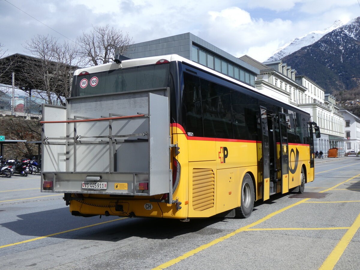 (272'812) - PostAuto Wallis - VS 445'911/PID 10'521 - Iveco am 11. M�rz 2025 beim Bahnhof Brig