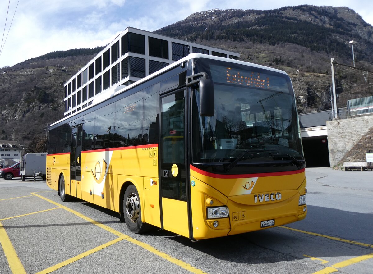 (272'813) - PostAuto Wallis - VS 424'839/PID 10'085 - Iveco am 11. M�rz 2025 beim Bahnhof Brig