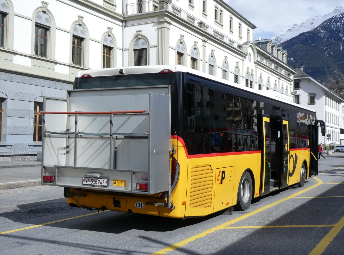(272'815) - PostAuto Wallis - VS 516'247/PID 11'446 - Iveco am 11. M�rz 2025 beim Bahnhof Brig
