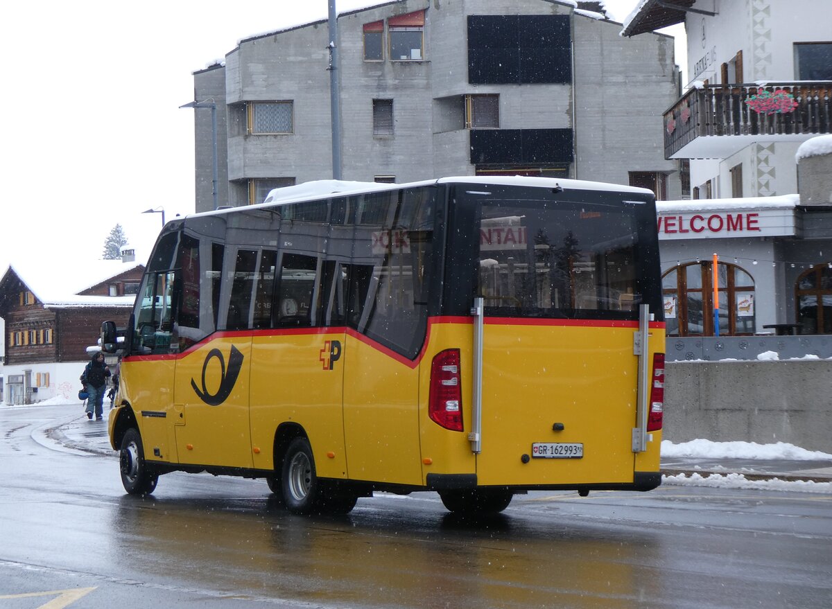 (272'893) - PostAuto Graub�nden - GR 162'993/PID 12'101 - Iveco/K-Bus am 14. M�rz 2025 in Flims, Bergbahnen