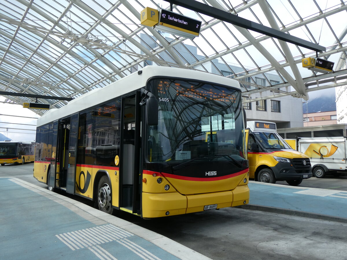(272'903) - PostAuto Graub�nden - GR 86'897/PID 5405 - Scania/Hess am 14. M�rz 2025 in Chur, Postautostation