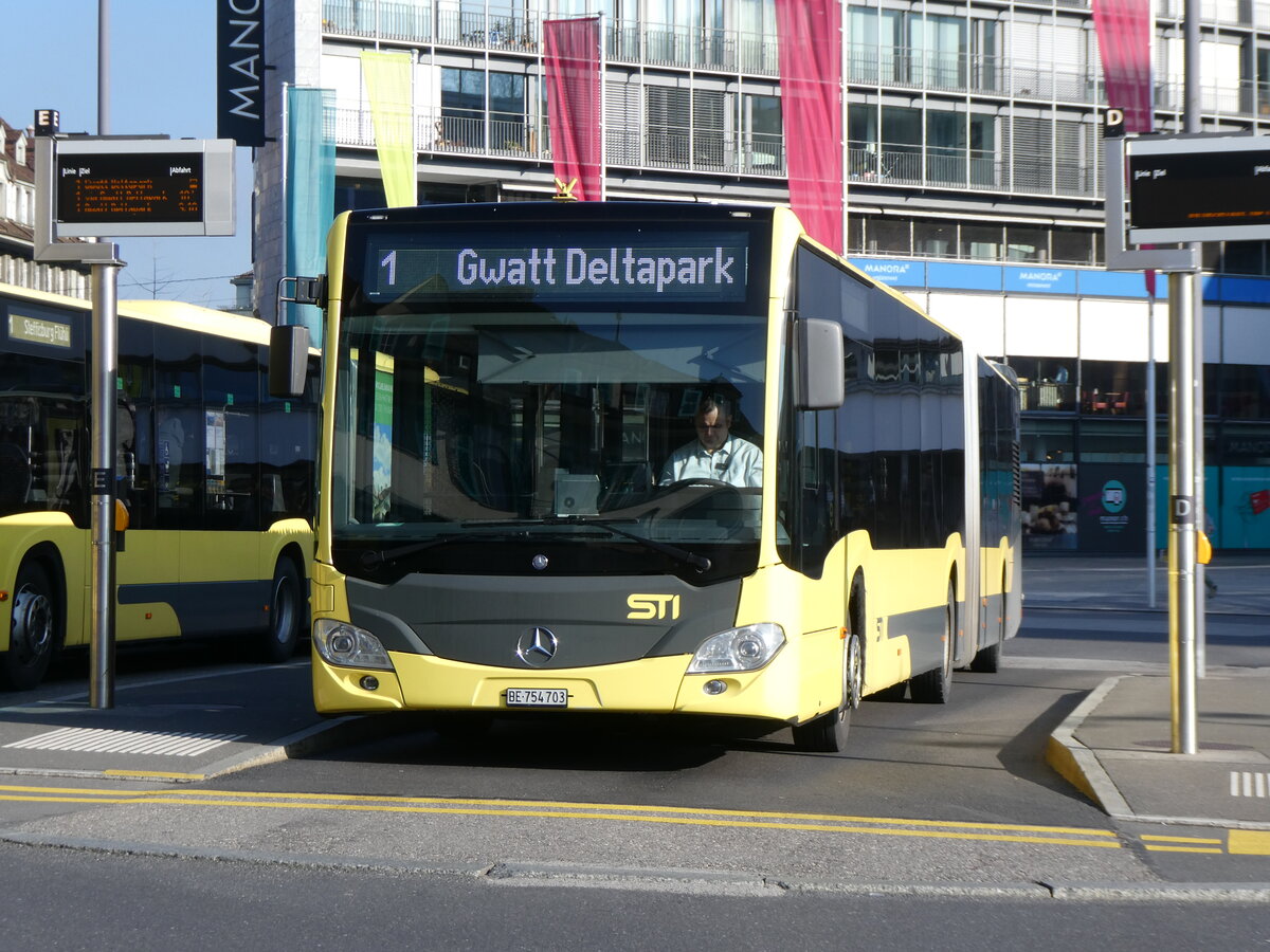 (273'053) - STI Thun - Nr. 703/BE 754'703 - Mercedes am 18. M�rz 2025 beim Bahnhof Thun