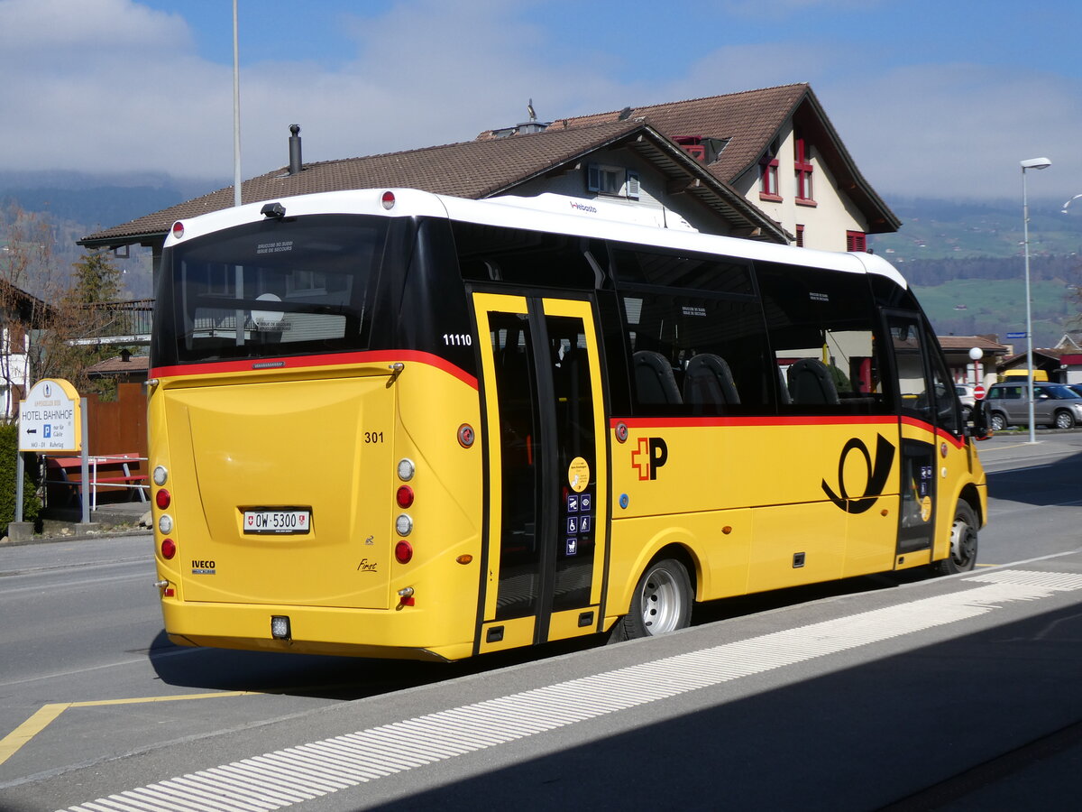 (273'065) - PostAuto Zentralschweiz - Nr. 301/OW 5300/PID 11'110 - Iveco/Rosero (ex HW Kleinbus, Giswil) am 18. M�rz 2025 beim Bahnhof Giswil
