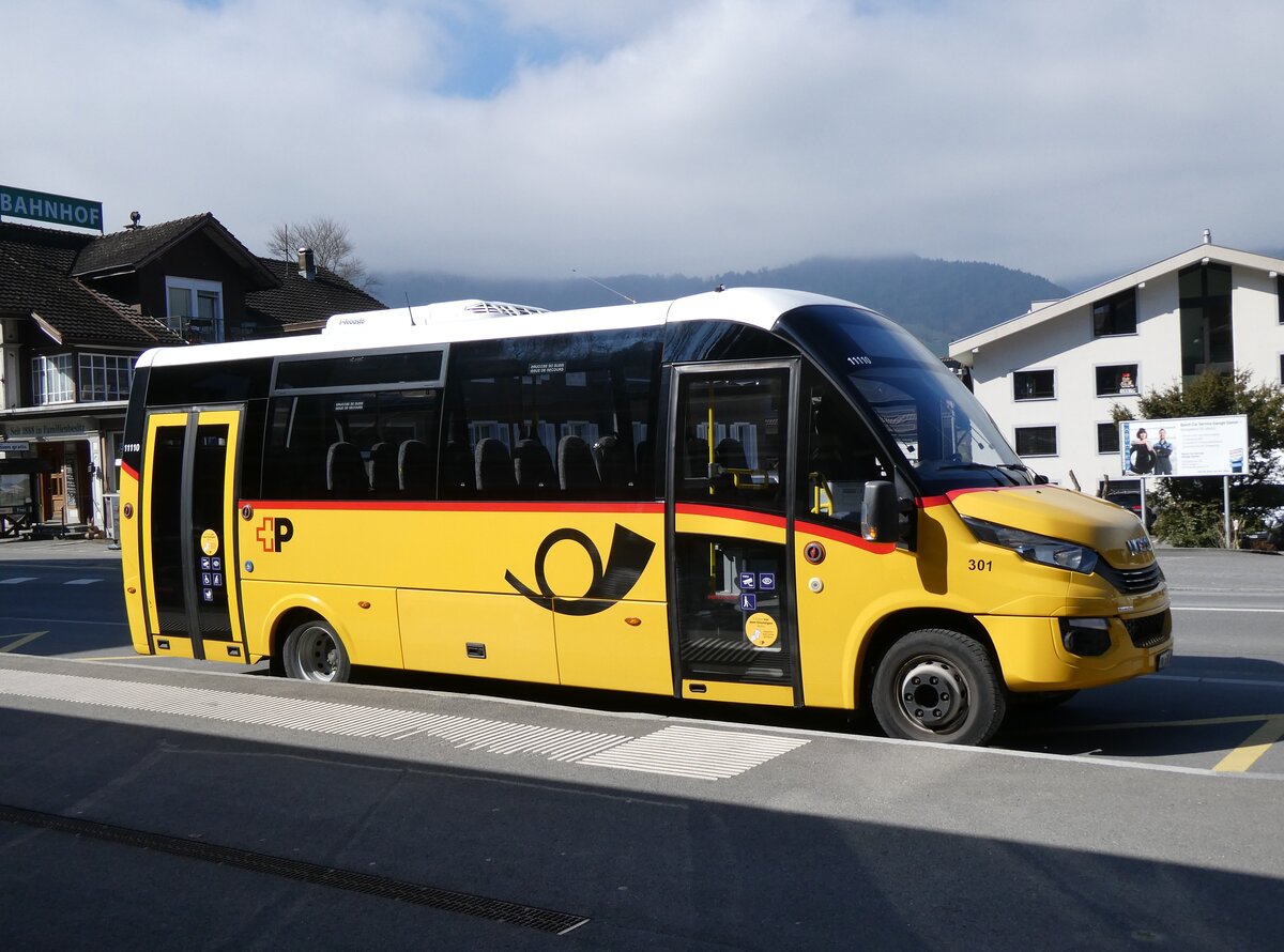 (273'066) - PostAuto Zentralschweiz - Nr. 301/OW 5300/PID 11'110 - Iveco/Rosero (ex HW Kleinbus, Giswil) am 18. M�rz 2025 beim Bahnhof Giswil