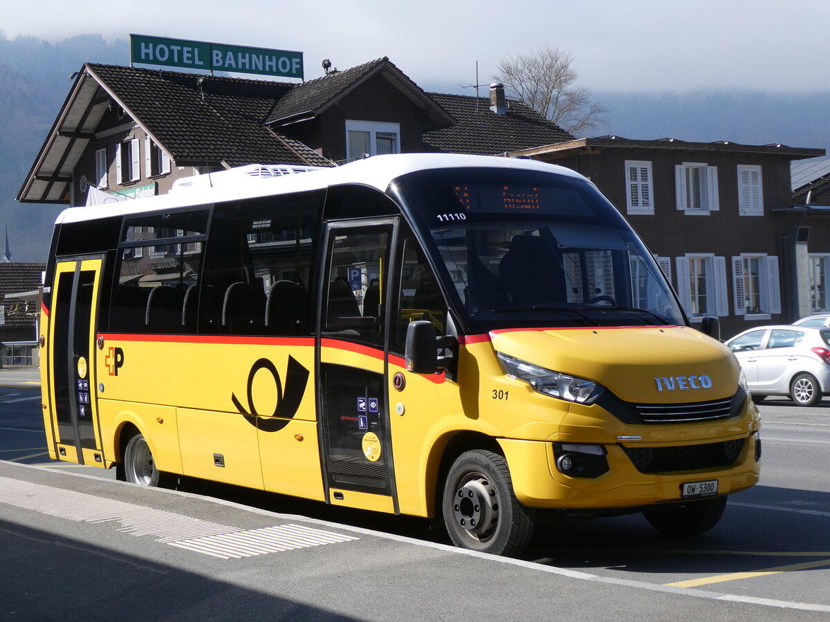 (273'067) - PostAuto Zentralschweiz - Nr. 301/OW 5300/PID 11'110 - Iveco/Rosero (ex HW Kleinbus, Giswil) am 18. M�rz 2025 beim Bahnhof Giswil