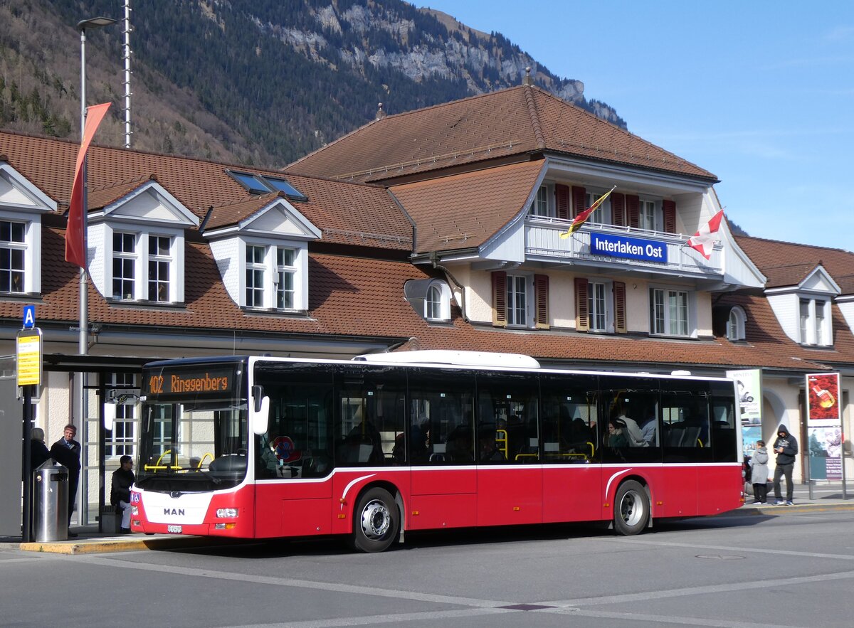 (273'128) - PostAuto Bern - BE 654'090/PID 12'339 - MAN (ex Dr. Richard, A-Wien Nr. 1419) am 22. M�rz 2025 beim Bahnhof Interlaken Ost