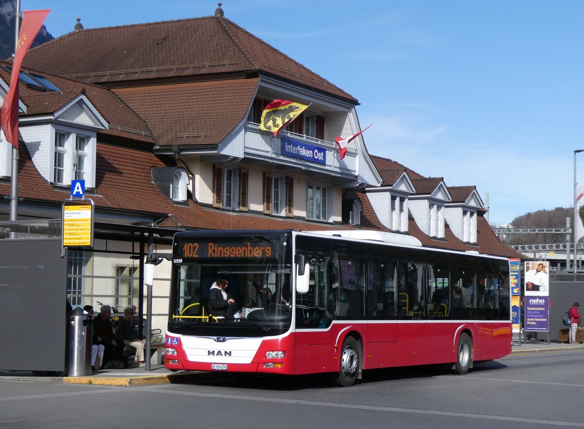 (273'129) - PostAuto Bern - BE 654'090/PID 12'339 - MAN (ex Dr. Richard, A-Wien Nr. 1419) am 22. M�rz 2025 beim Bahnhof Interlaken Ost