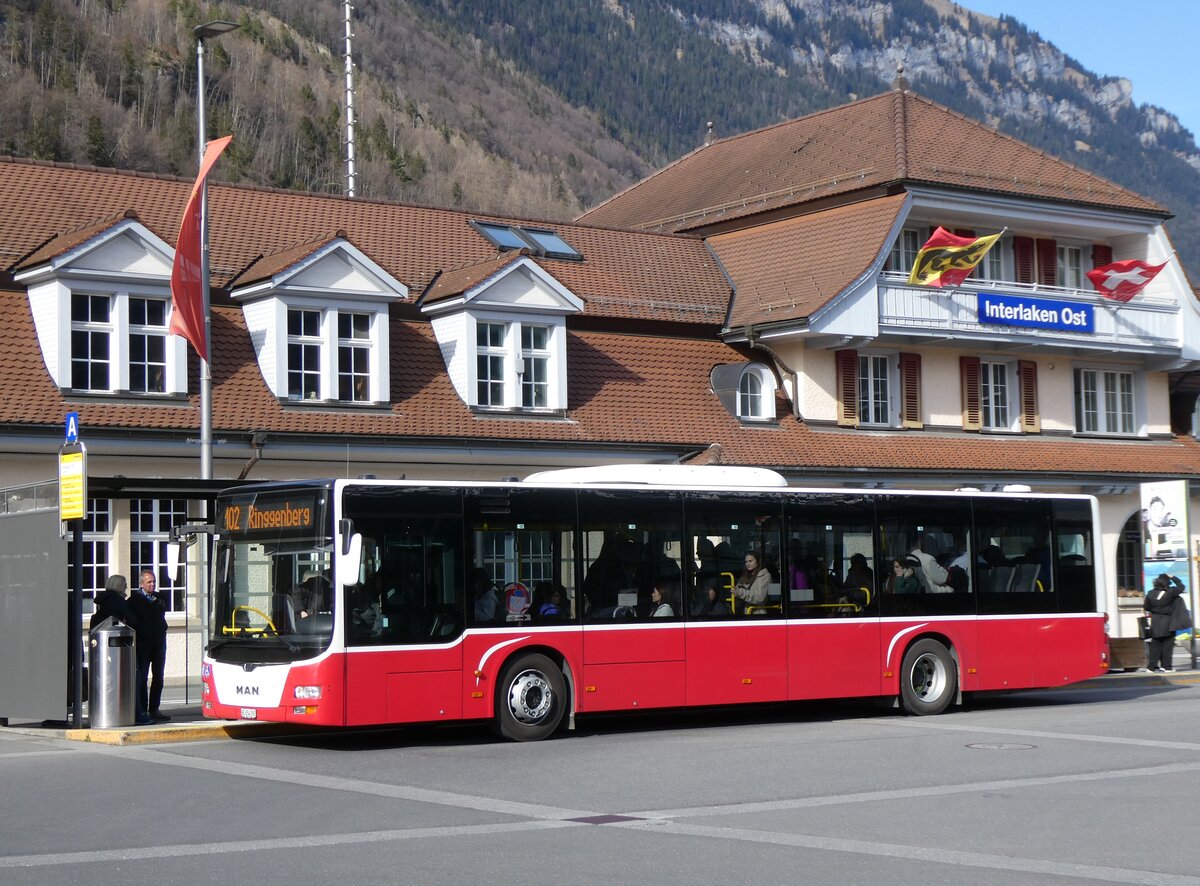 (273'130) - PostAuto Bern - BE 654'090/PID 12'339 - MAN (ex Dr. Richard, A-Wien Nr. 1419) am 22. M�rz 2025 beim Bahnhof Interlaken Ost