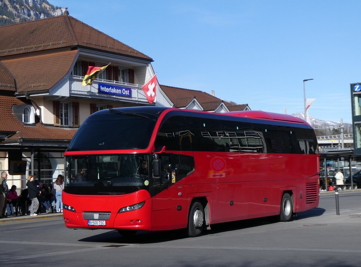 (273'134) - Aus Rum�nien: ??? - B 500 TSC - Neoplan am 22. M�rz 2025 beim Bahnhof Interlaken Ost