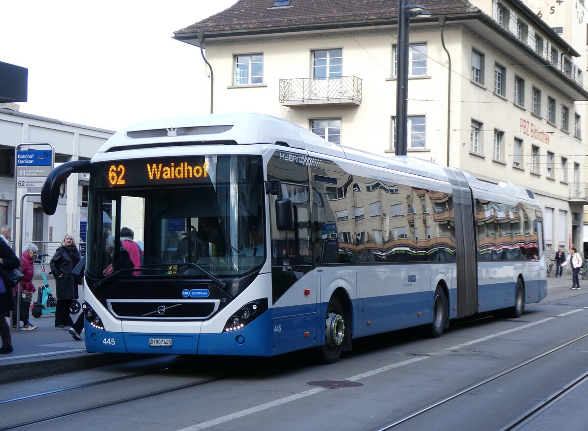 (273'162) - VBZ Z�rich - Nr. 445/ZH 907'445 - Volvo am 24. M�rz 2025 beim Bahnhof Z�rich Oerlikon