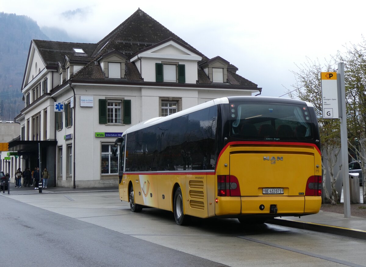 (273'193) - PostAuto Bern - Nr. 71/BE 412'071/PID 11'071 - MAN (ex PostAuto Zentralschweiz Nr. 20; ex Dillier, Sarnen Nr. 20) am 26. M�rz 2025 beim Bahnhof Interlaken West