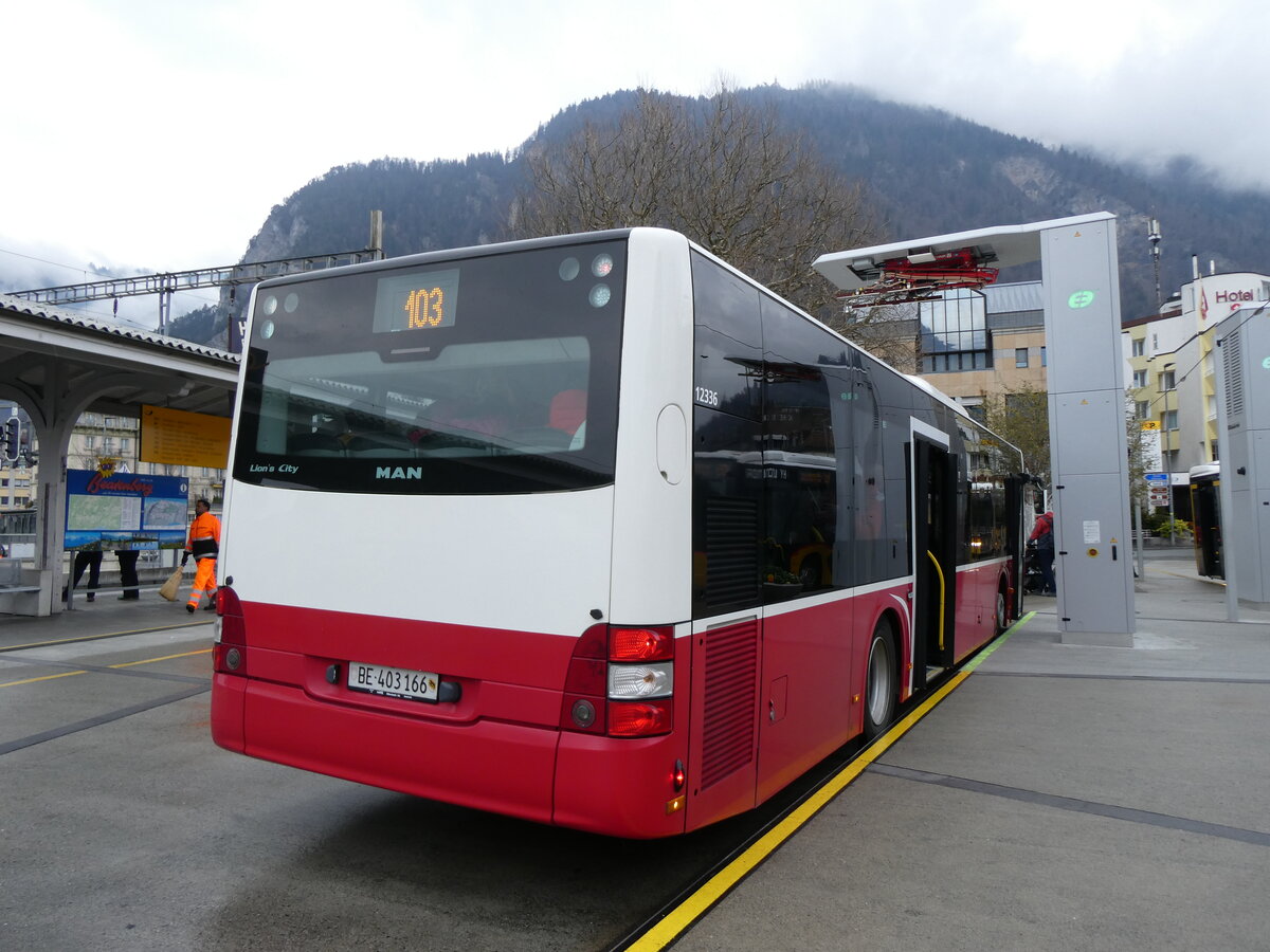 (273'196) - PostAuto Bern - BE 403'166/PID 12'336 - MAN (ex Dr. Richard, A-Wien Nr. 1411) am 26. M�rz 2025 beim Bahnhof Interlaken West