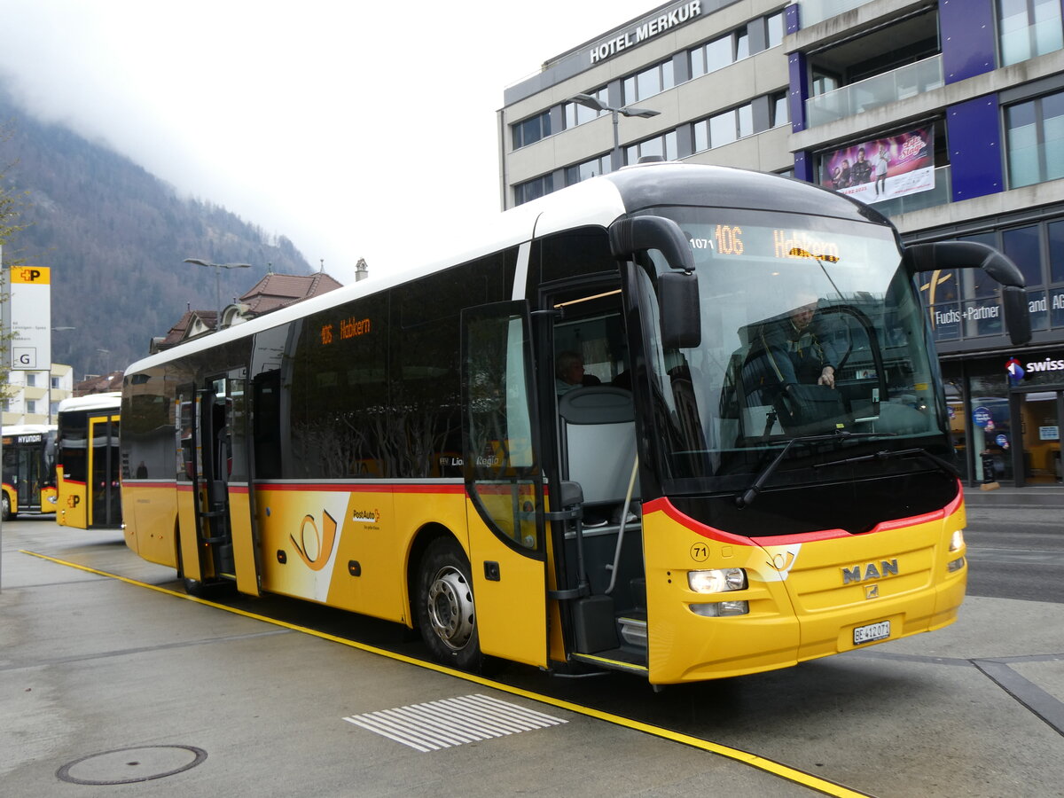 (273'197) - PostAuto Bern - Nr. 71/BE 412'071/PID 11'071 - MAN (ex PostAuto Zentralschweiz Nr. 20; ex Dillier, Sarnen Nr. 20) am 26. M�rz 2025 beim Bahnhof Interlaken West