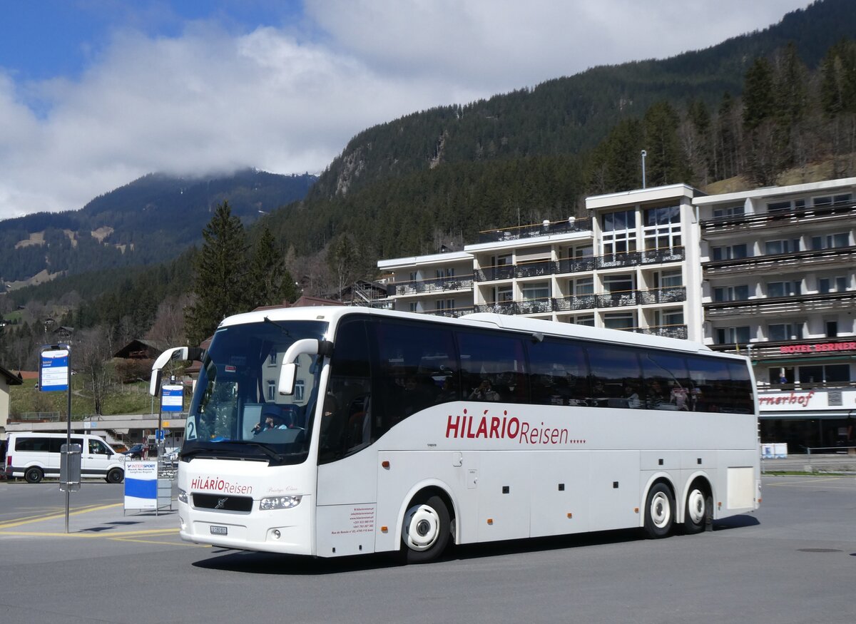 (273'270) - Hil�rio, Sch�tz - LU 180'801 - Volvo am 28. M�rz 2025 beim Bahnhof Grindelwald