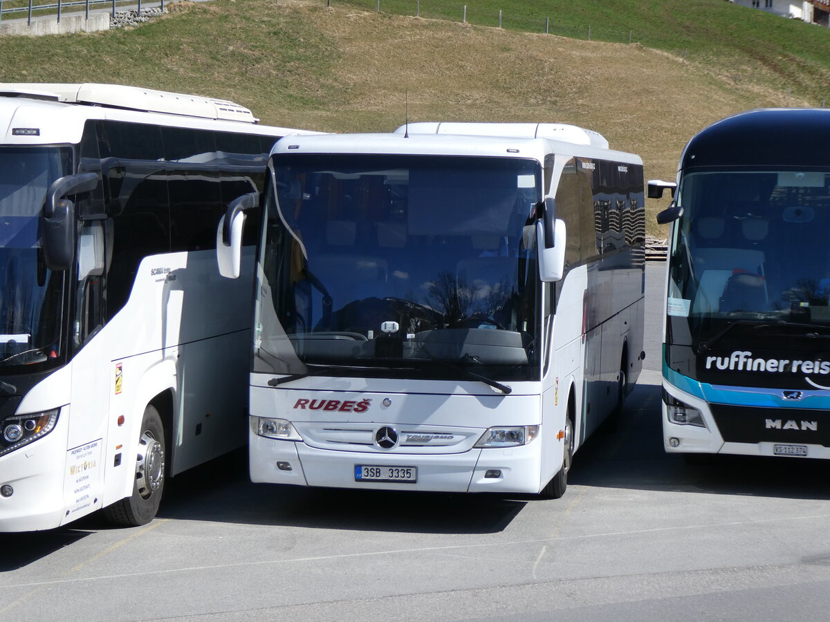 (273'289) - Aus Tschechien: Rubes, Risuty - 3SB 3335 - Mercedes am 28. M�rz 2025 in Grindelwald, Grund