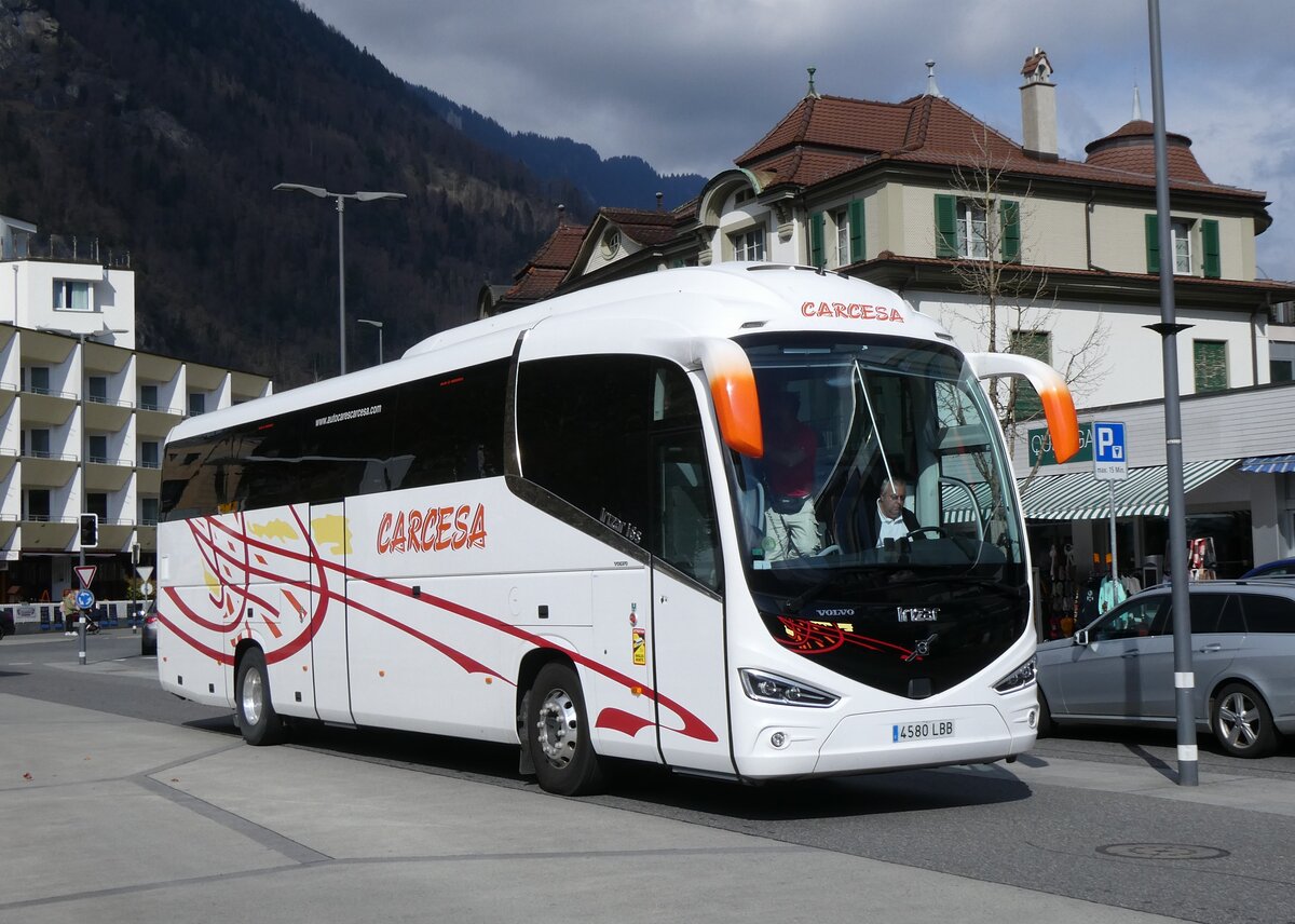 (273'307) - Aus Spanien: Carcesa, Cazorla - 4580 LMM - Volvo/Irizar am 28. M�rz 2025 beim Bahnhof Interlaken West
